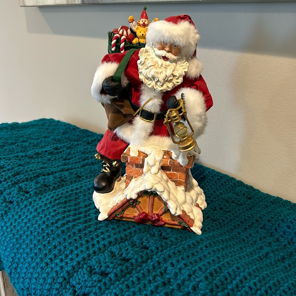 SANTA ON CHIMNEY ROOF